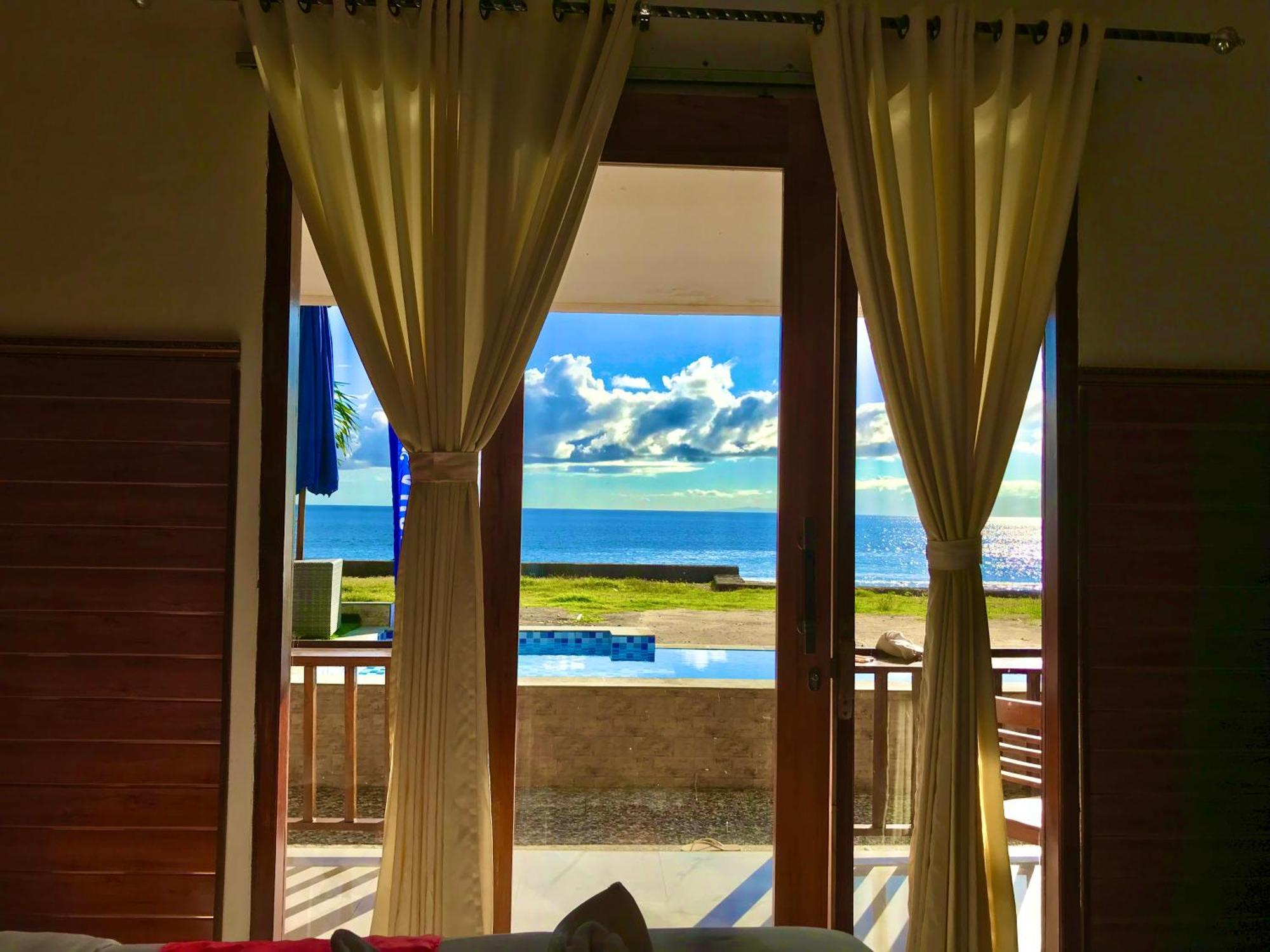 Desila Beach House Batununggul Exterior photo